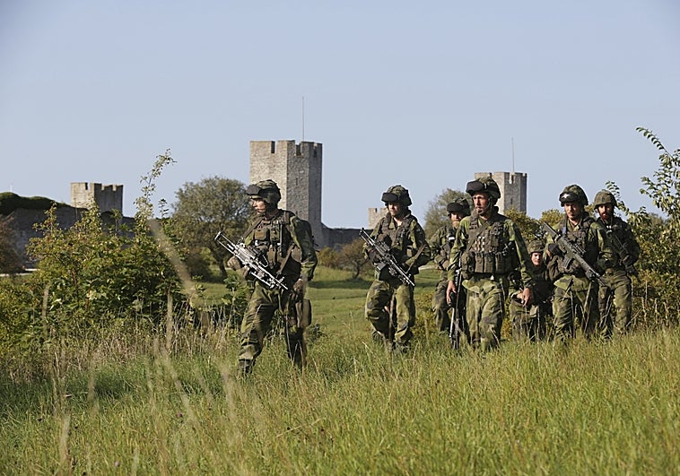 Soldados suecos patrullan en las mediaciones del castillo de Visby, isla de Gotland, en pleno mar Báltico
