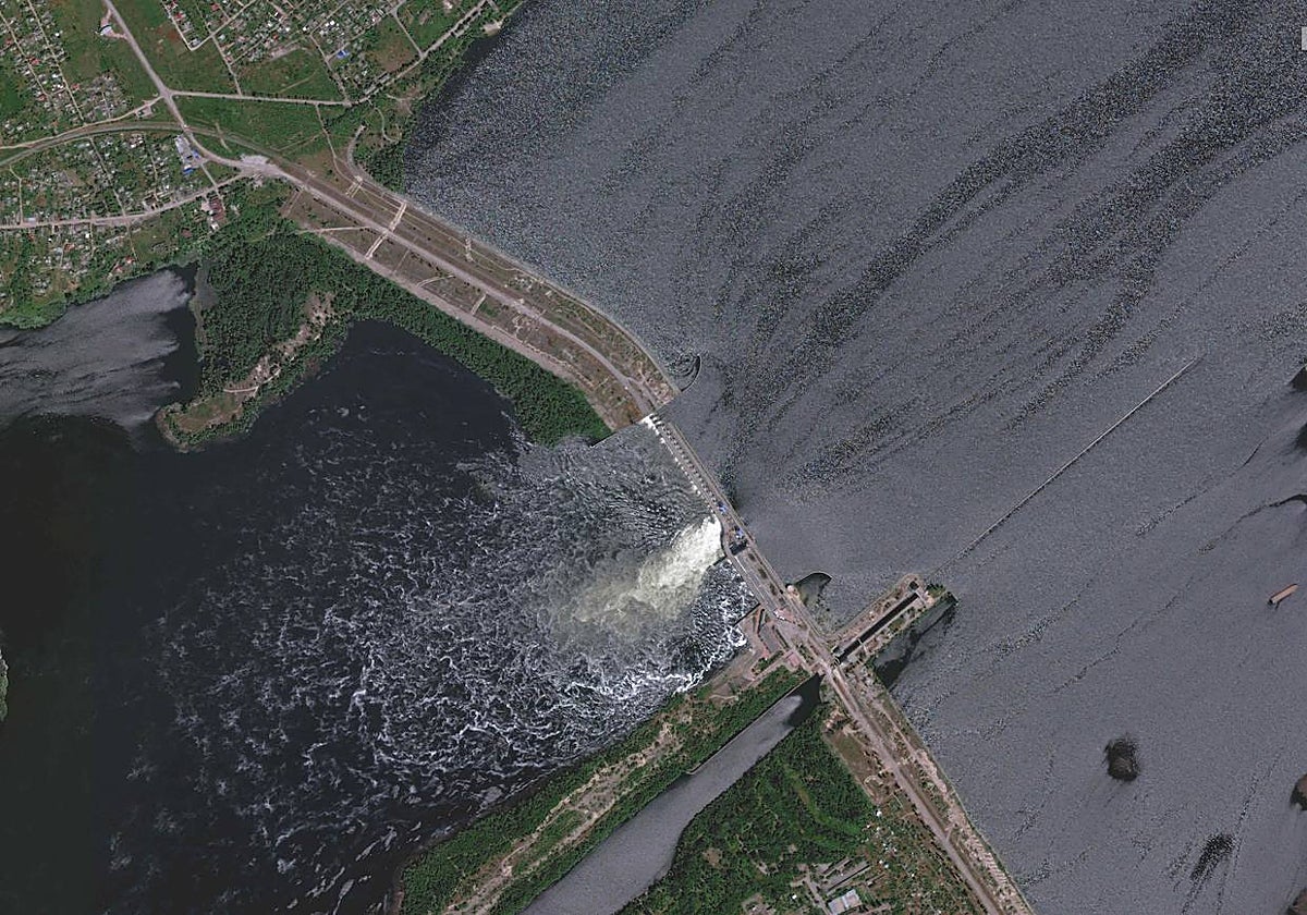 Imagen satelital de la represa Nueva Kajovka, el 28 de mayo de 2022