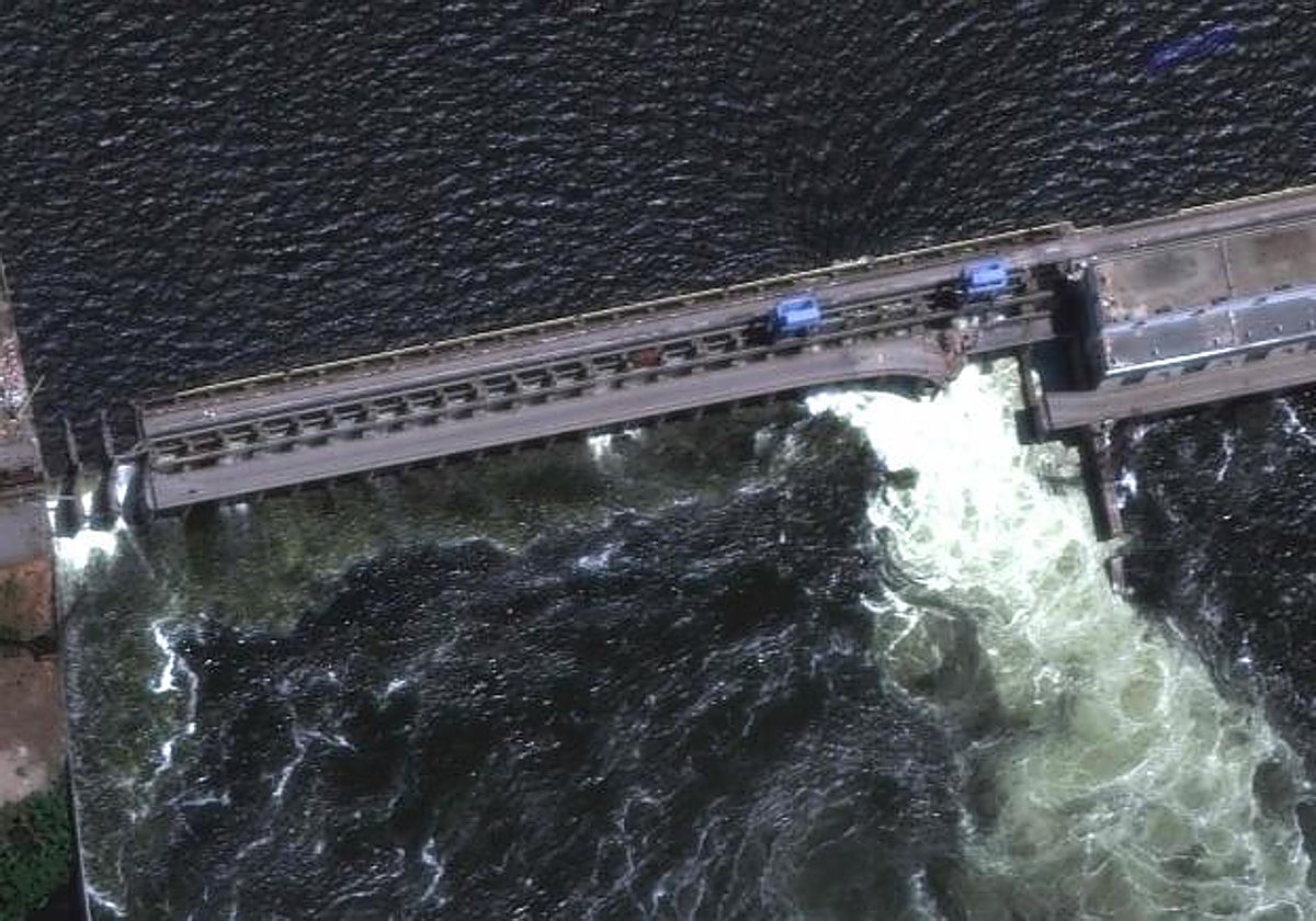 Vista de una carretera destruida y una sección de la represa Nova Khakovka en el sur de Ucrania