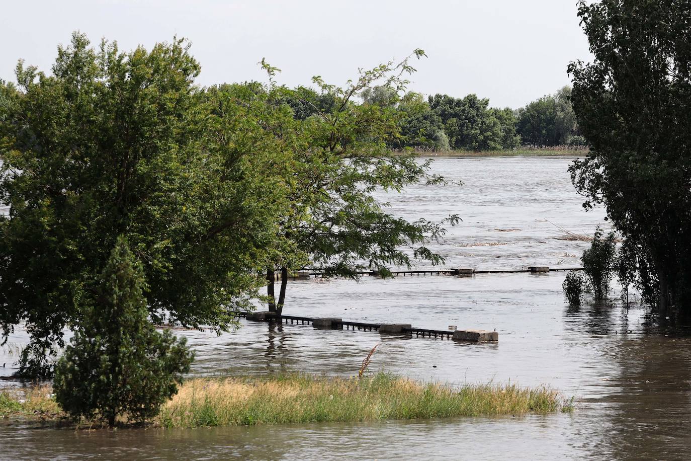 Otra zona afectada por el agua de la presa destruida este martes