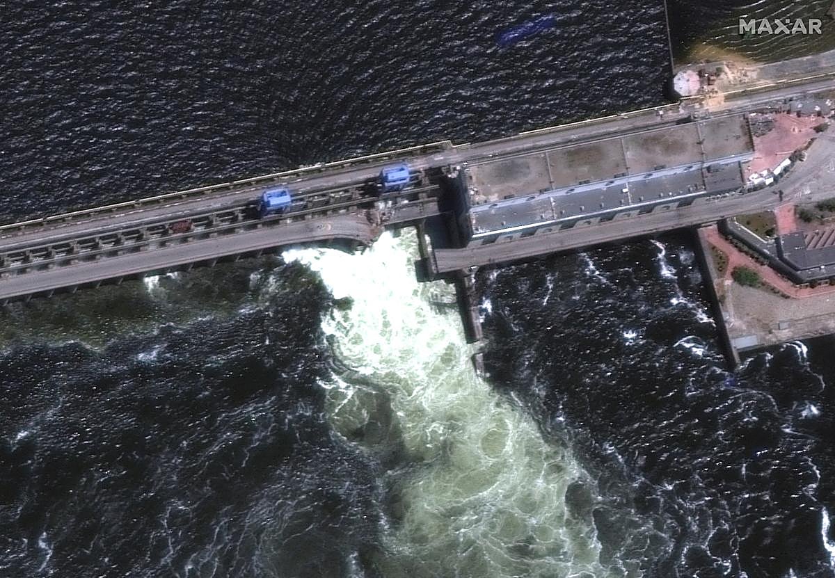 Vídeo difundido por Volodímir Zelenski de la presa de Nova Khakovka en la región de Jersón.