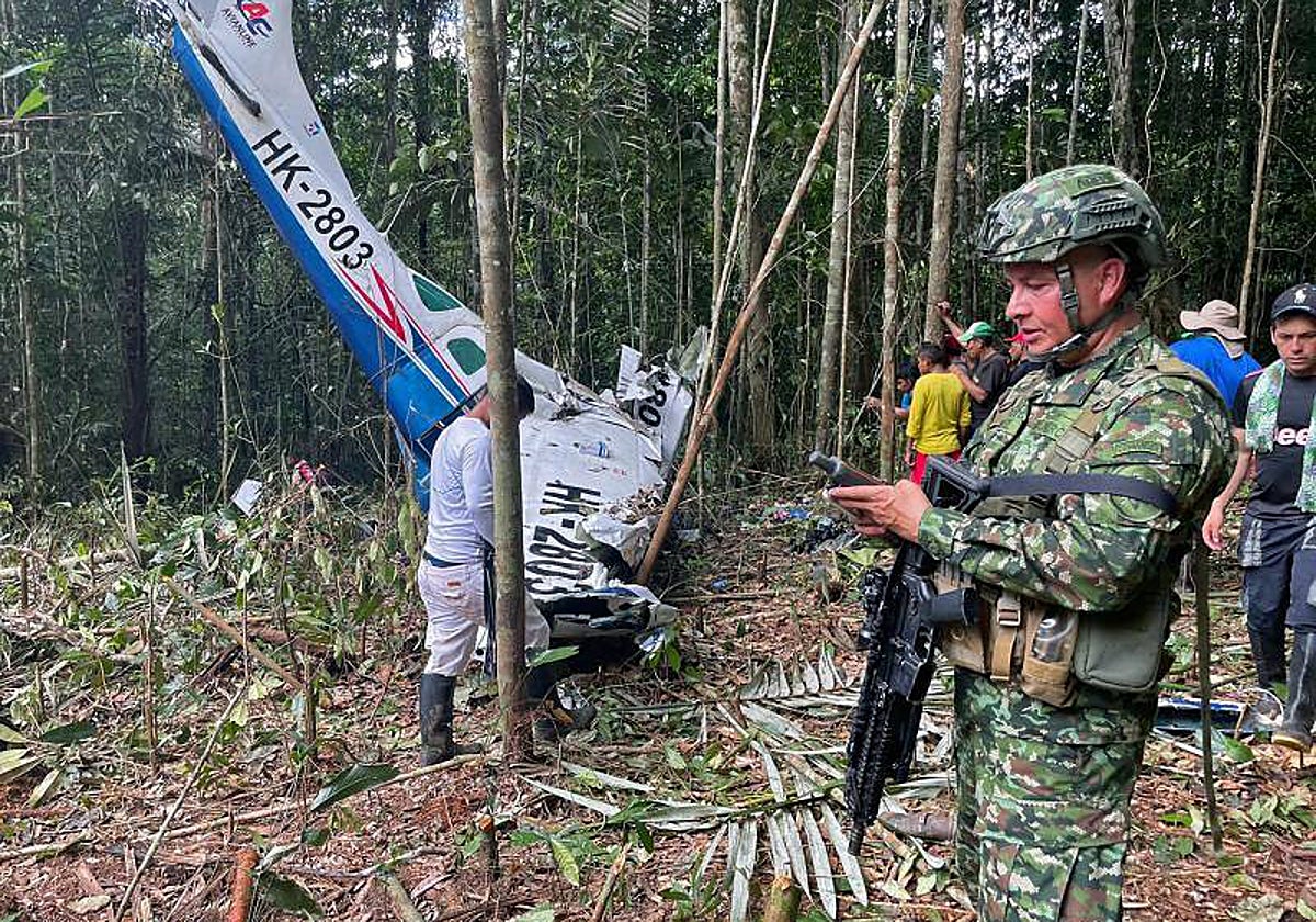 Soldados, con la avioneta siniestrada