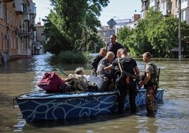 Ucrania teme la magnitud de los efectos de la ruptura de la presa Kajovka: 40.000 afectados, 25.000 evacuados, desaparecidos...