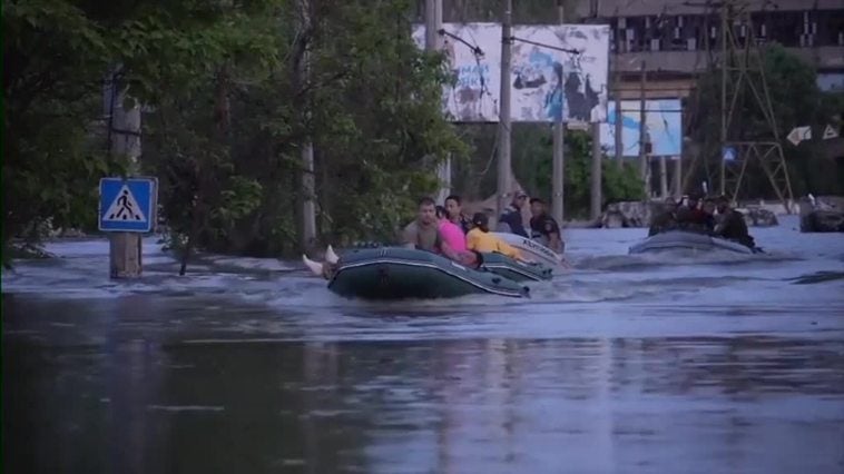 Continúa la evacuación de afectados por la rotura de la presa de Nova Kajovka