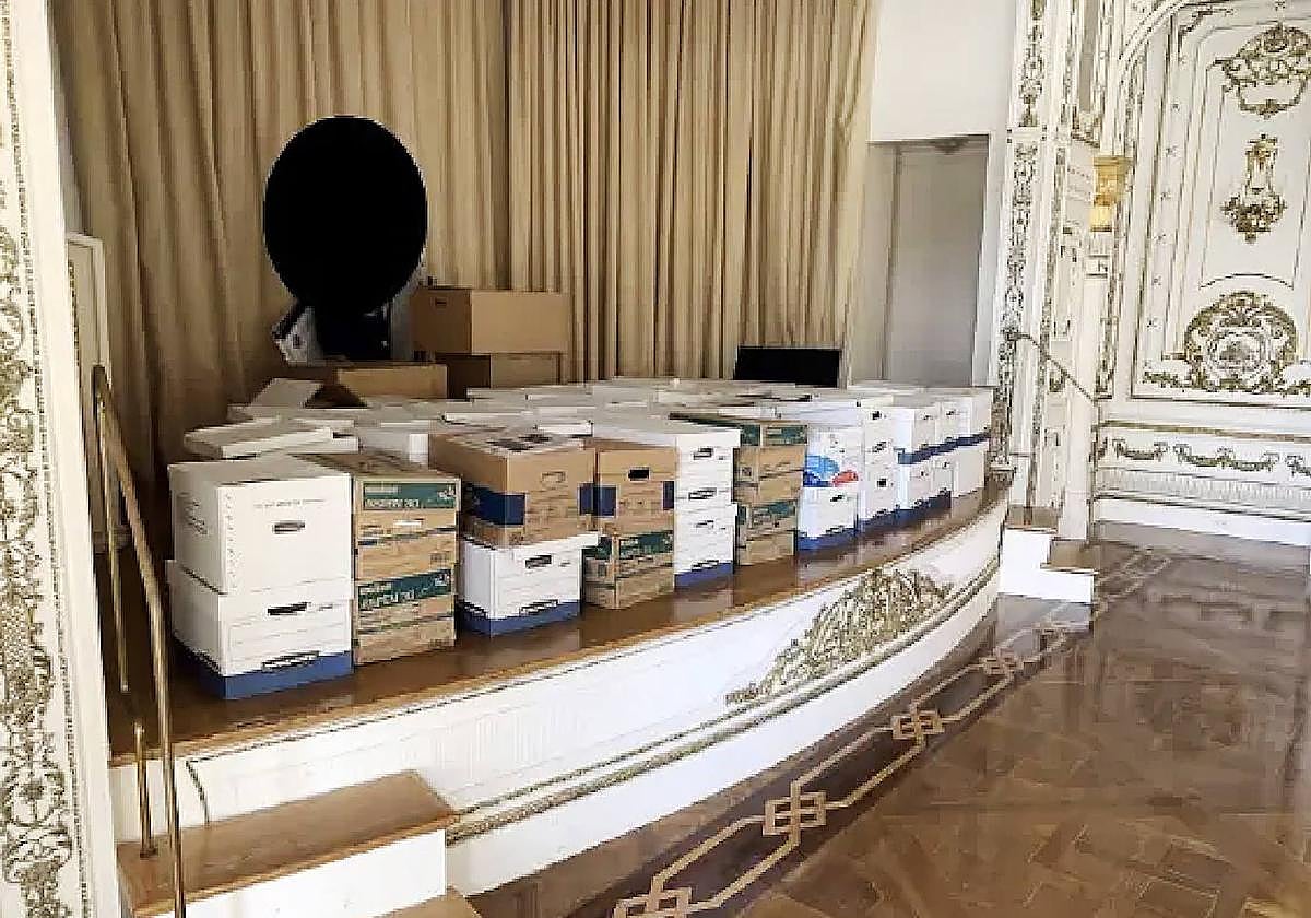 Fotografía de un folleto facilitado por el Tribunal de Distrito de los EE. UU. para el Distrito Sur de Florida que muestra cajas que contienen documentos como parte de la acusación federal