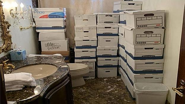 El Tribunal Federal de Distrito del Distrito Sur de Florida, adjunta como evidencia esta foto de cajas en un baño supuestamente en el Lake Room en Mar-a-Lago, el ex club privado de presidentes