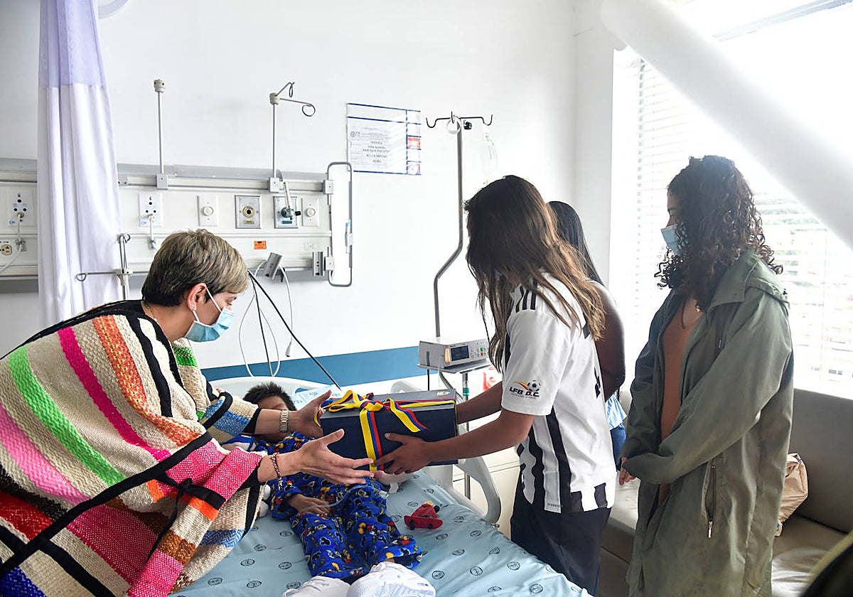 La primera dama de Colombia visita a los niños en el Hospital Militar de Colombia