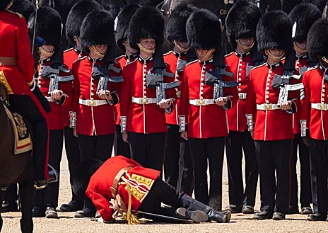 Imagen secundaria 1 - Varios guardias reales se desmayan 