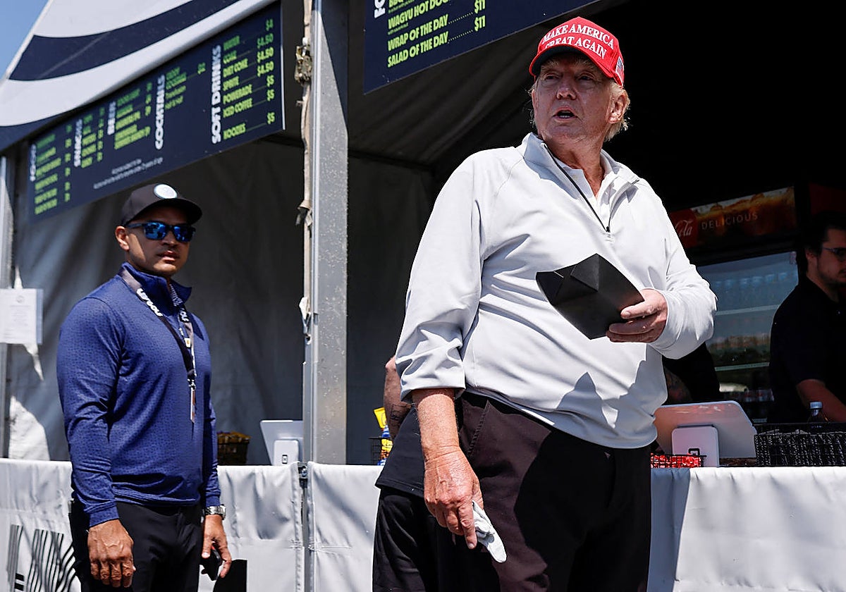 El expresidente Trump, durante un torneo de golf LIV Golf Pro-Am en el Trump National Club de golf en Sterling, Virginia