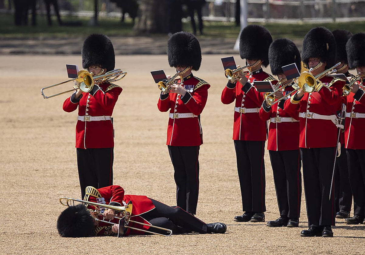 Un guardia real se desmaya en mitad del desfile