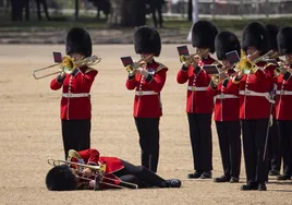 Varios miembros de la guardia real se desmayan por el calor en un desfile ante el príncipe Guillermo