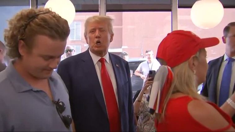 Trump improvisa un mitin ante sus seguidores en un Waffle House de Georgia