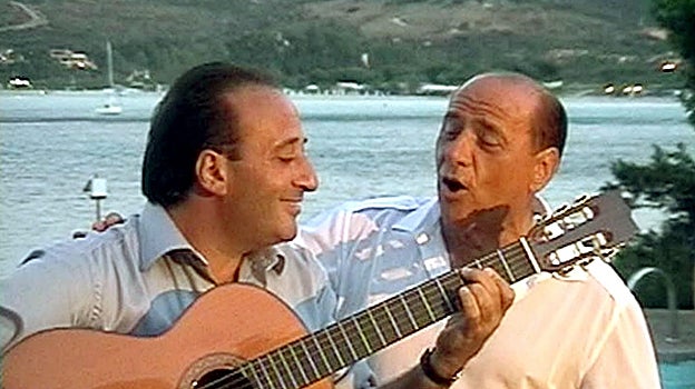 Antes de asaltar la política italiana, Silvio Berlusconi había sido un famoso cantante y 'showman' de cruceros