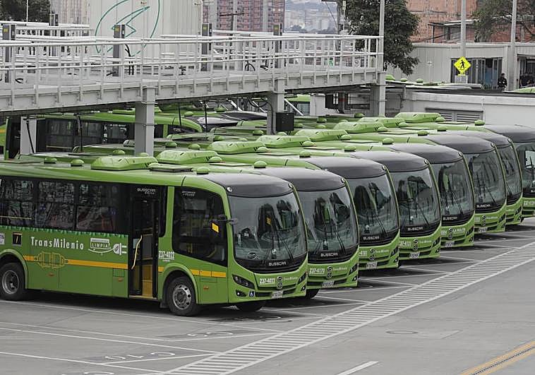 Imagen de archivo de varios autobuses eléctricos