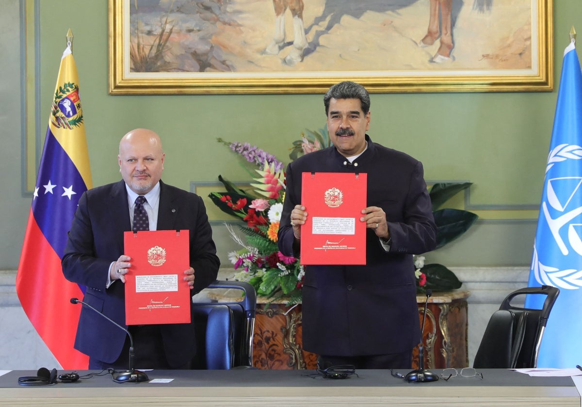 Nicolás Maduro (d) y el fiscal de la Corte Penal Internacional (CPI), el británico Karim Khan (i), durante la firma de un acuerdo de entendimiento entre el Gobierno venezolano y la Fiscalía de la CPI en el palacio presidencial de Miraflores