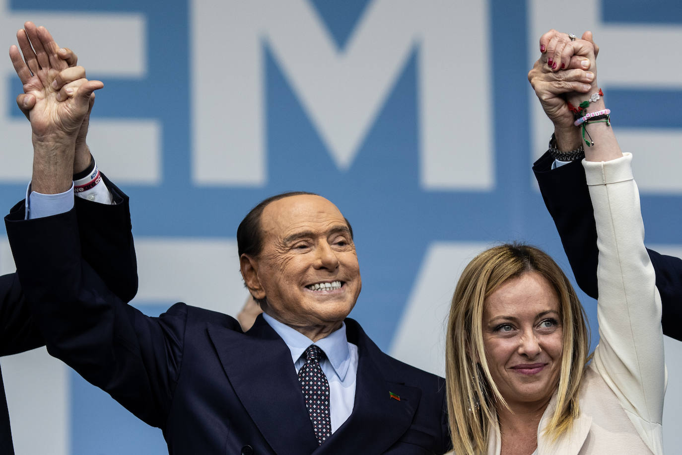  Silvio Berlusconi y Giorgia Meloni durante un mitin de campaña de cierre de coalición en Roma con el Secretario Federal del partido Lega Nord de Italia, Matteo Salvini, en 2022
