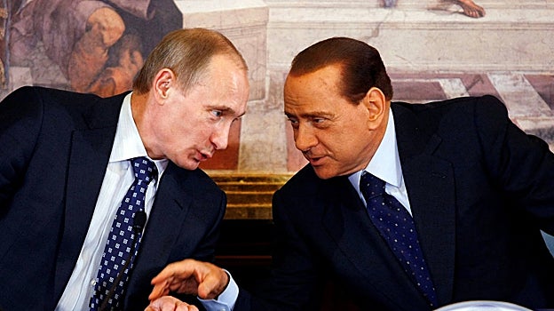 Silvio Berlusconi habla con el primer ministro ruso, Vladimir Putin, durante una conferencia de prensa durante una cumbre en Villa Gernetto en Gerno, Italia, el 26 de abril de 2010