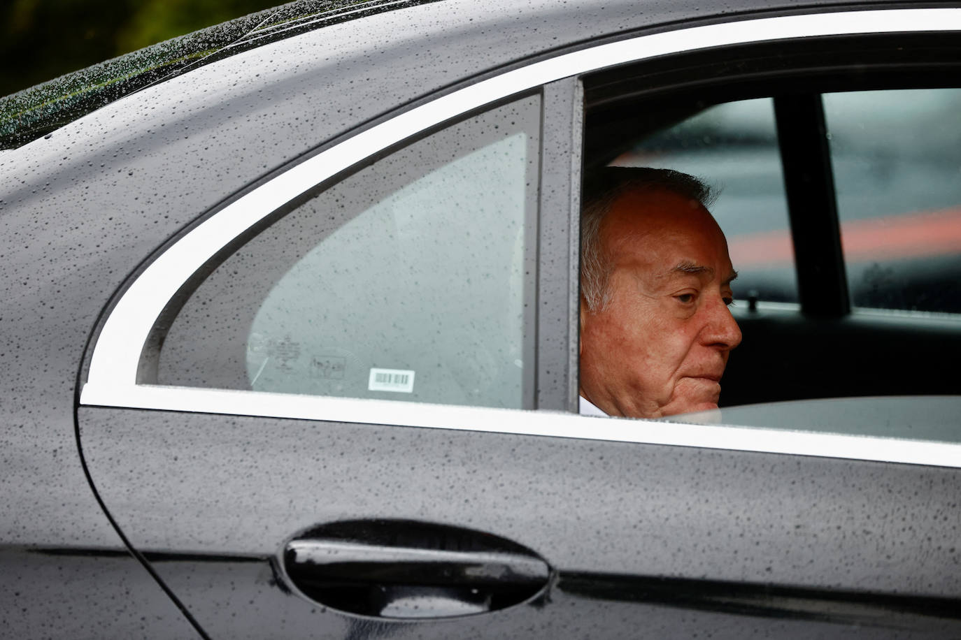 Gianni Letta llega a Villa San Martino, la residencia del ex primer ministro italiano Silvio Berlusconi, a donde fue transportado su cuerpo después de su muerte, en Arcore