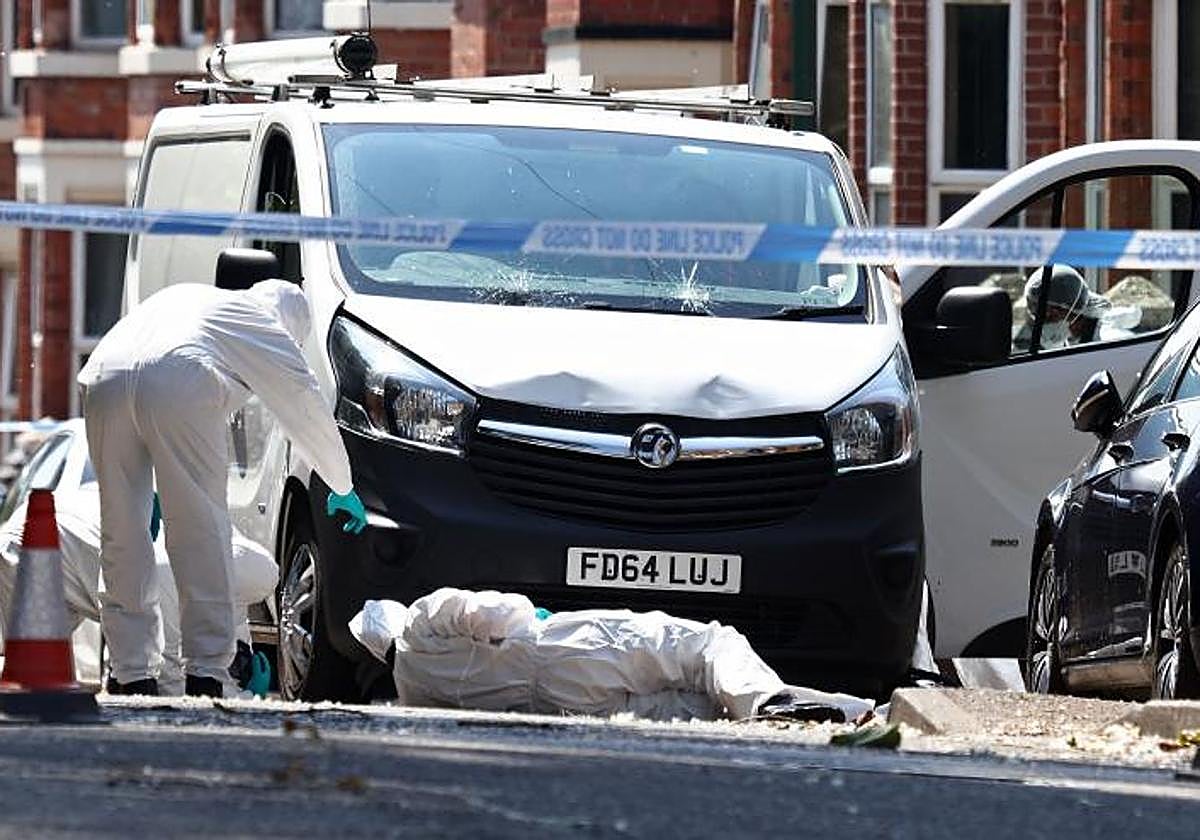 La furgoneta utilizada por el atacante para atropellar a tres personas en Nottingham