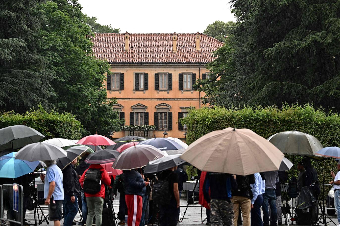 Medios de comunicación esperan en las inmediaciones de la villa de Arcore 