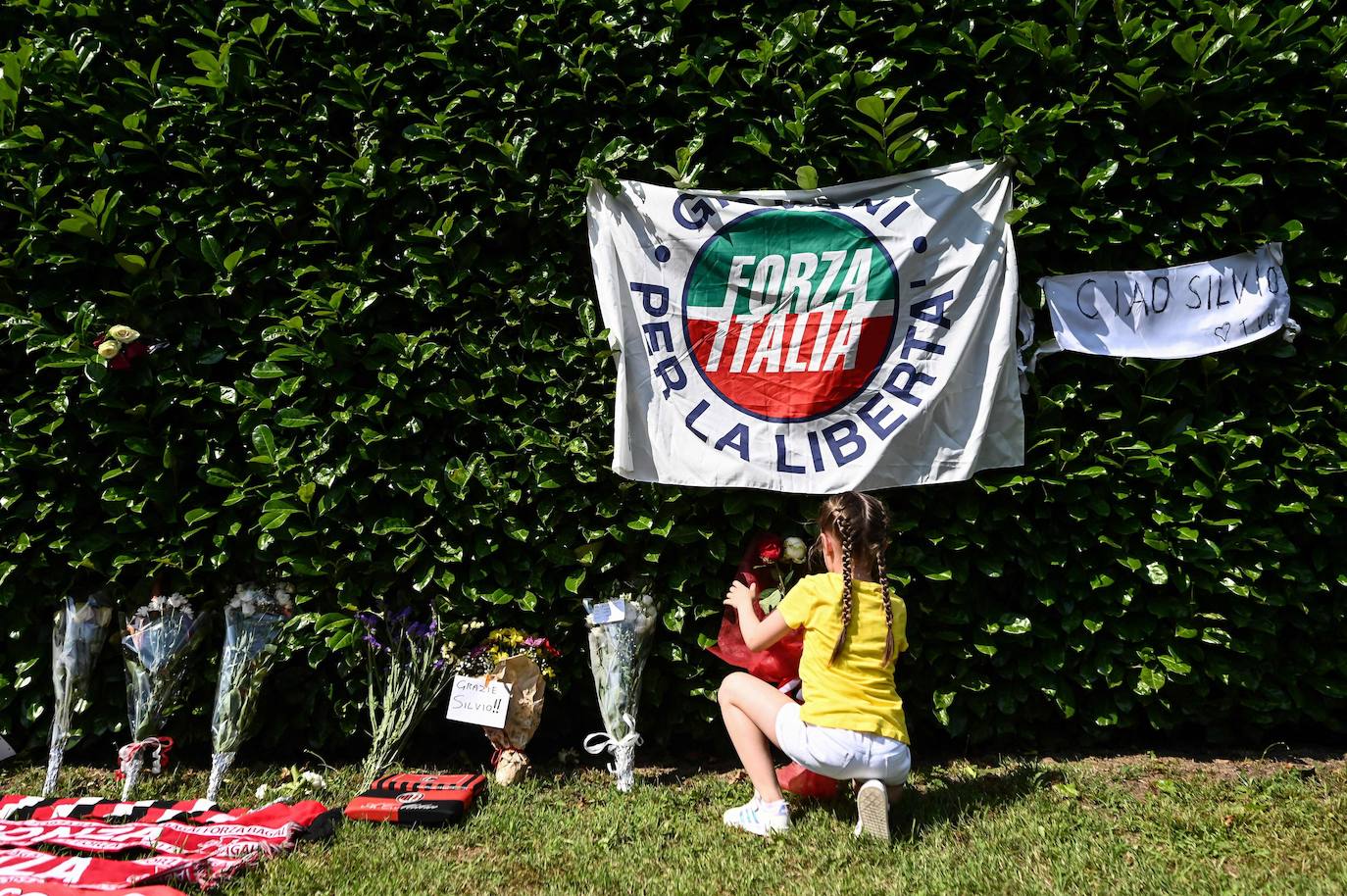 Seguidores de Forza Italia y Milán depositan recuerdos, banderas y flores en honor a Berlusconi