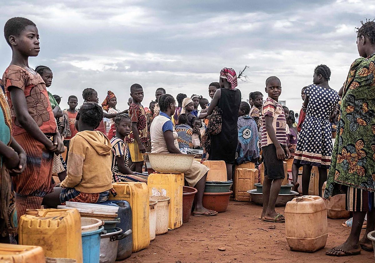 Desplazados internos esperan la distribución de agua  dentro del campo de desplazados más grande de la República Centroafricana en Bria
