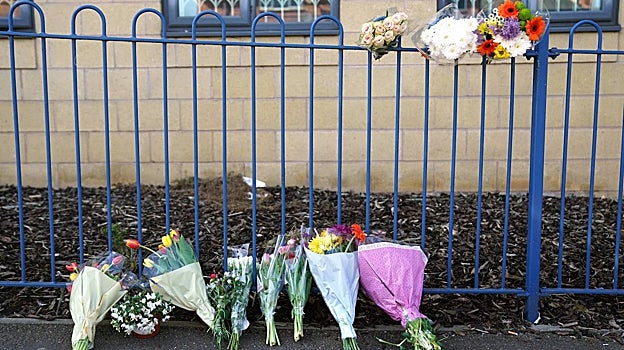 Con flores, afuera de un edificio en Ilkeston Road, rinden homenaje a los fallecidos