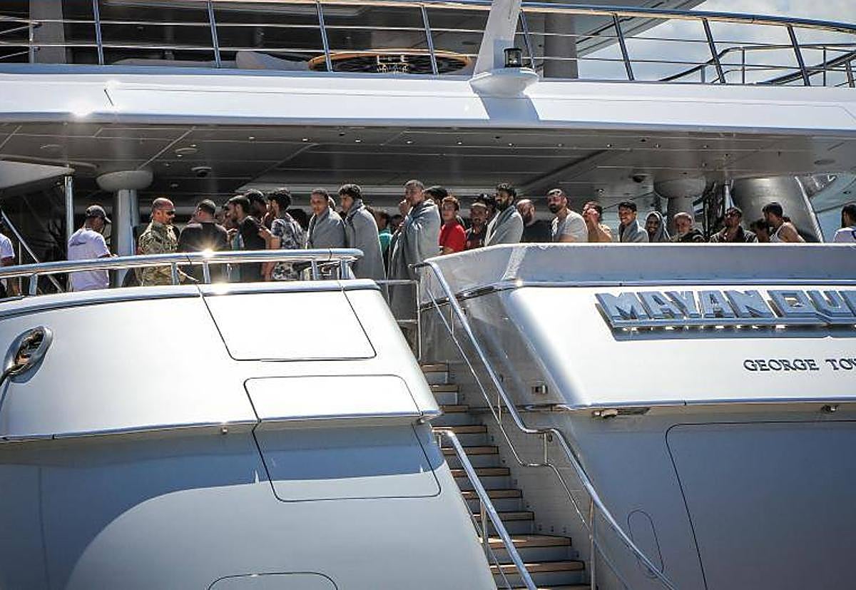 Migrantes rescatados llegan al puerto de Kalamata