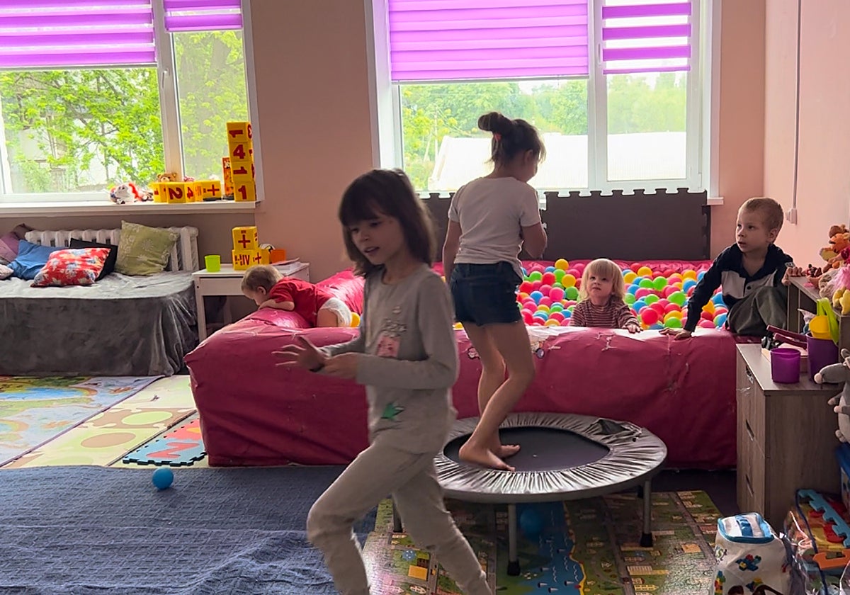 Un grupo de niños juega en el albergue abierto por la iglesia Pentecostal en Zaporiyia