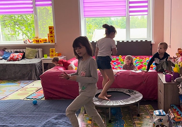 Un grupo de niños jugaba en el albergue abierto por la iglesia Pentecostal en Zaporiyia