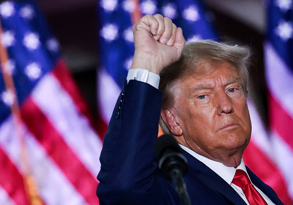 El expresidente Donald Trump con el puño alzado tras su discurso