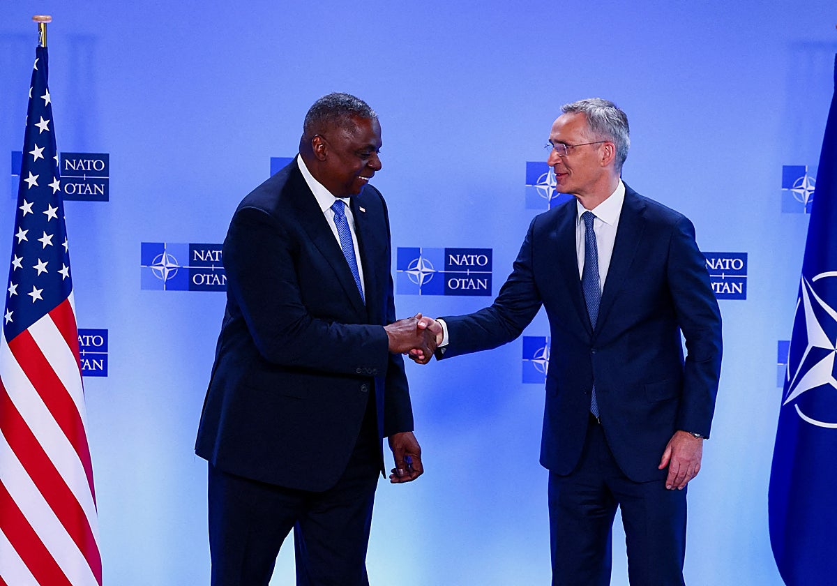 El Secretario de Defensa de EE.UU., Lloyd Austin (izquierda), y el Secretario General de la OTAN, Jens Stoltenberg, se dan la mano durante la reunión informativa de ministros de Defensa de la OTAN