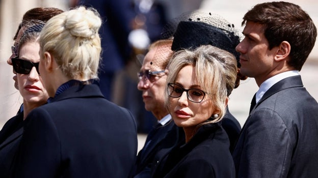 Los hermanos Berlusconi, junto a Marta Fascina (a la izquierda de la imagen), durante el funeral