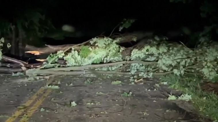 Un tornado barre Ohio dejando un amplio radio de destrucción