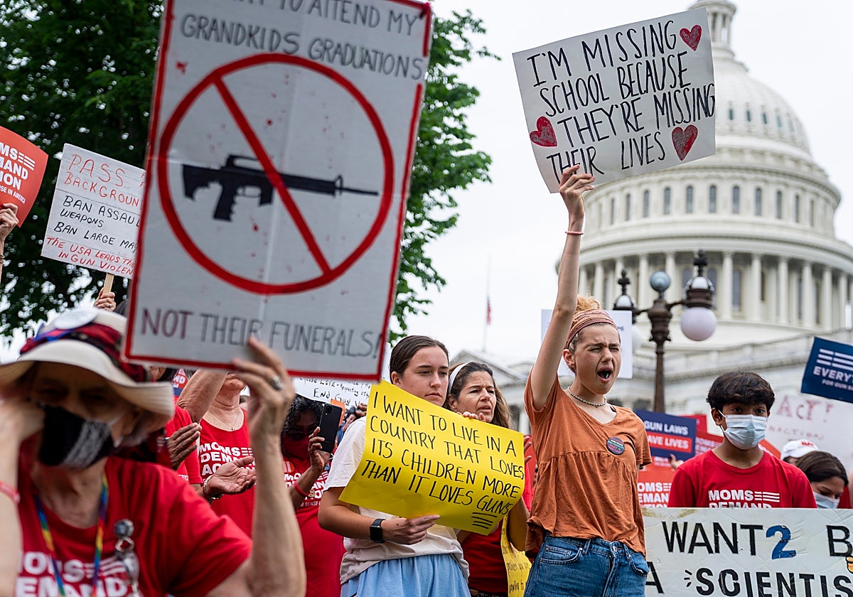 Activistas se concentran ante el Capitolio estadounidense en Washington para exigir medidas en materia de seguridad de las armas
