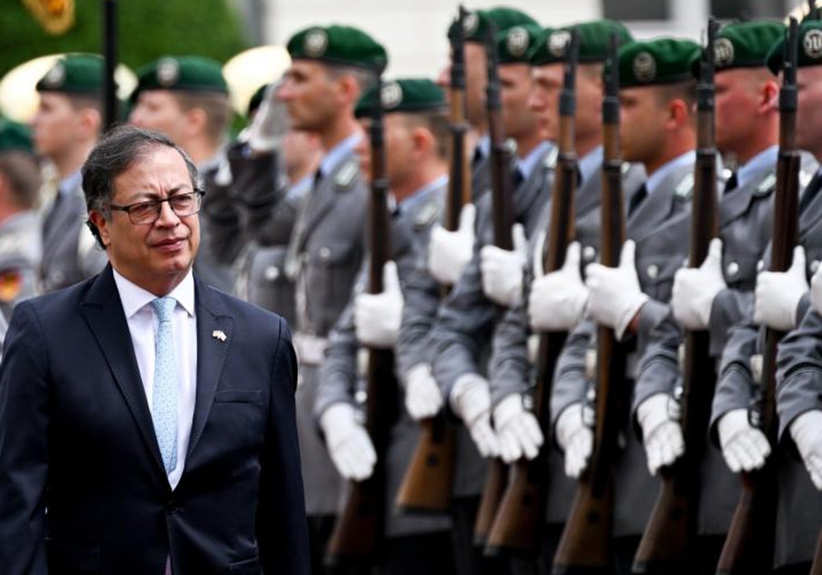 Petro recibe honores militares durante su reciente visita a Alemania