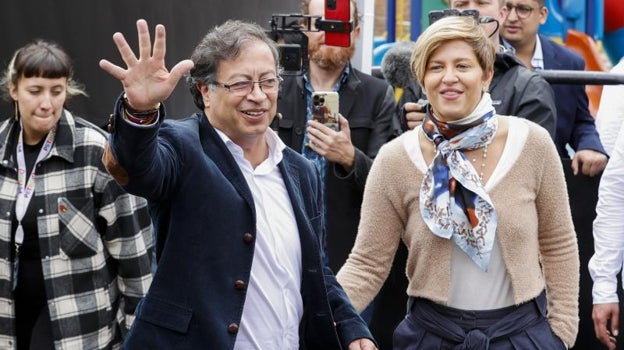 Petro junto a su esposa durante la jornada electoral de hace un año