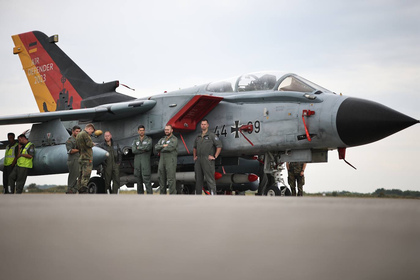 Personal militar alemán junto a un jet 'Tornado' en la base 'Immelmann' del Escuadrón Táctico 51 de la Fuerza Aérea Alemana