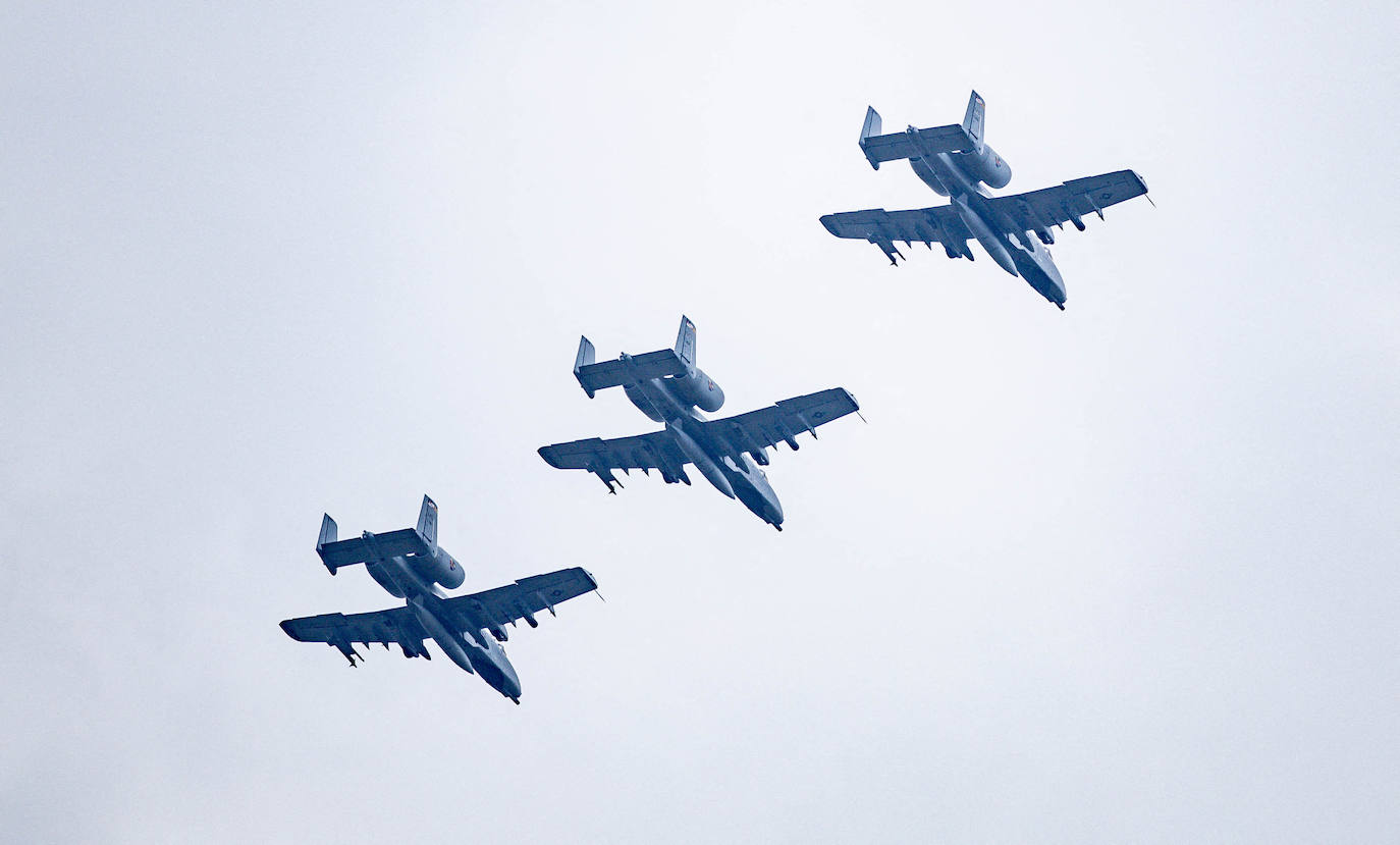 Los aviones de ataque A-10 de EE. UU. sobrevuelan la base aérea militar en Jagel, en el sur de Alemania