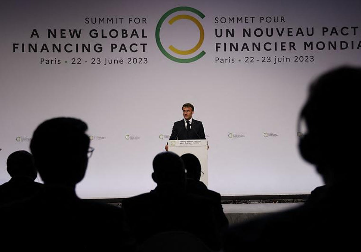 El presidente francés, Emmanuel Macron, pronuncia un discurso durante la sesión inaugural de la Cumbre del Nuevo Pacto Financiero Global en París