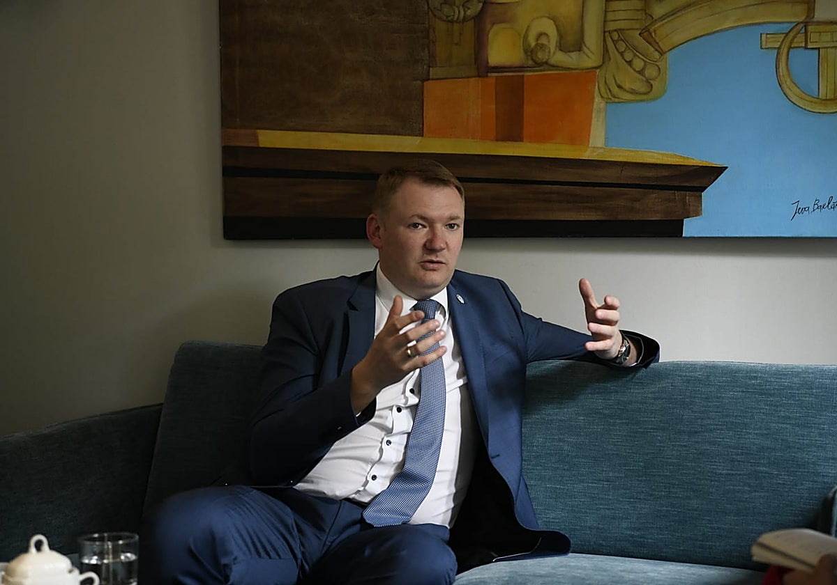 Edvardas Smiltenas durante la entrevista en la embajada letona en Madrid