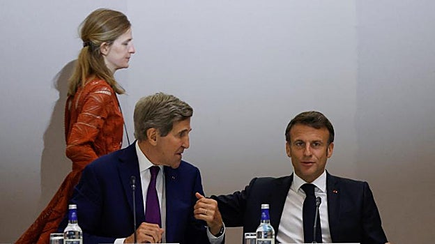 John Kerry en París representando a Estados Unidos en la Cumbre del Nuevo Pacto Financiero Mundial