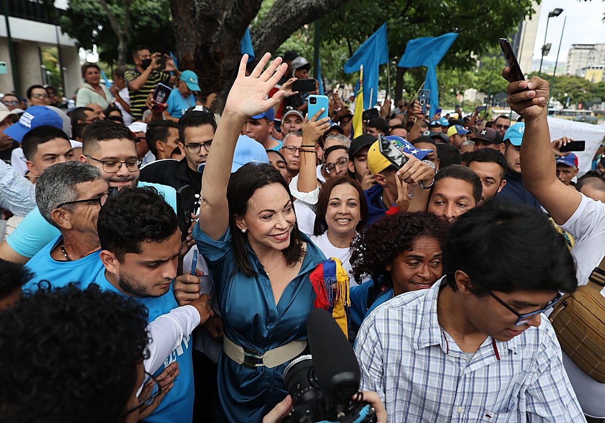 María Corina Machado, candidata de Vente Venezuela (VV) saluda a sus seguidores que la acompañaron a inscribirse este viernes para las primarias