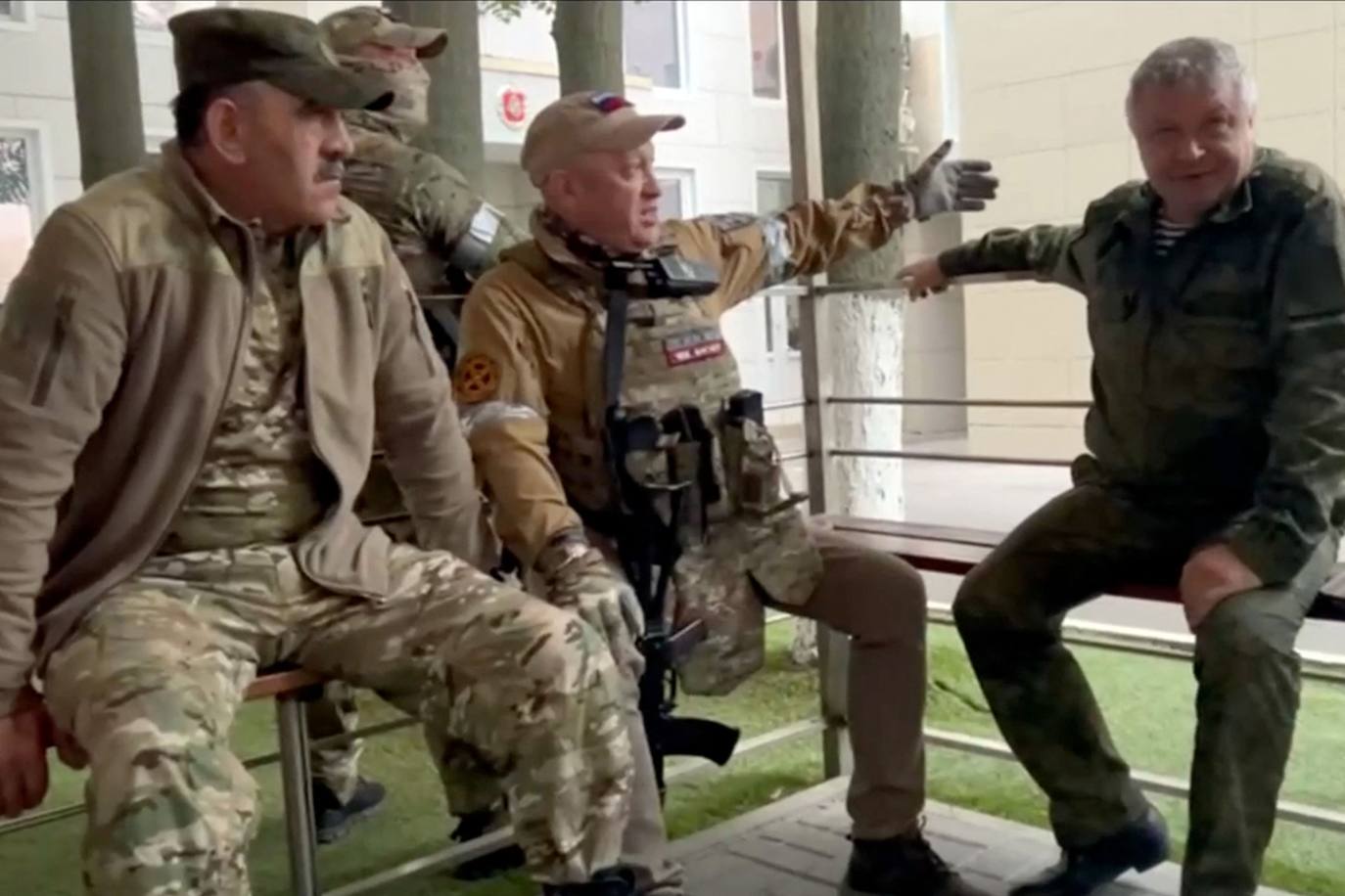 Captura de un vídeo en el canal de Telegram, donde muestra a el líder del grupo Wagner, Yevgeny Prigozhin hablando con el Teniente General Vladimir Alekseev (D) y el Viceministro de Defensa ruso Yunus-Bek Evkurov (L) dentro de la sede de el distrito militar del sur de Rusia en la ciudad de Rostov