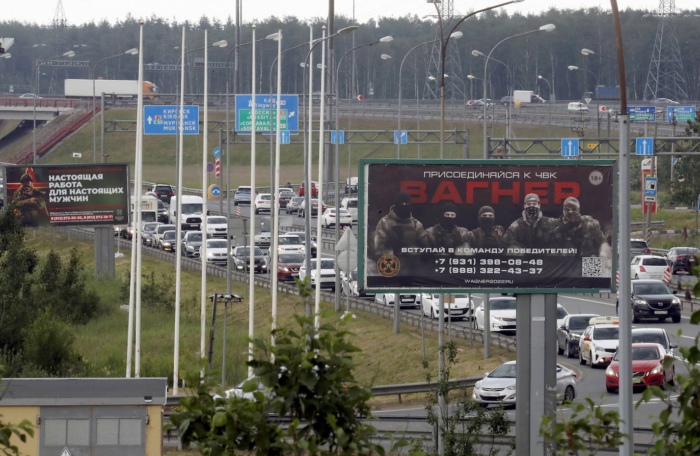 Un cartel que representa a militares de la compañía militar privada del grupo  Wagner y un eslogan que dice «Únete al equipo ganador» en San Petersburgo, Rusia