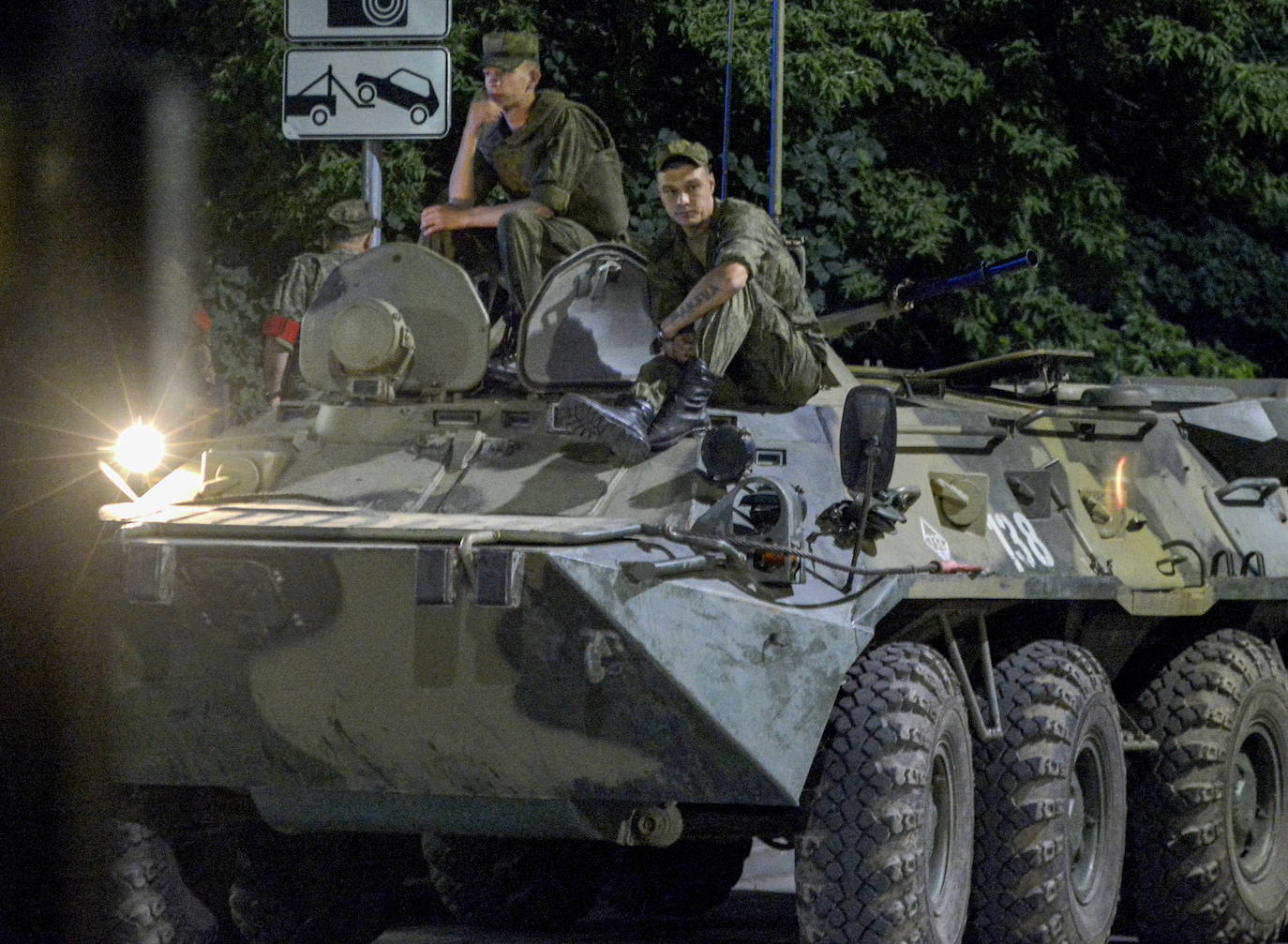 Soldados rusos bloquean una calle en el centro de Rostov