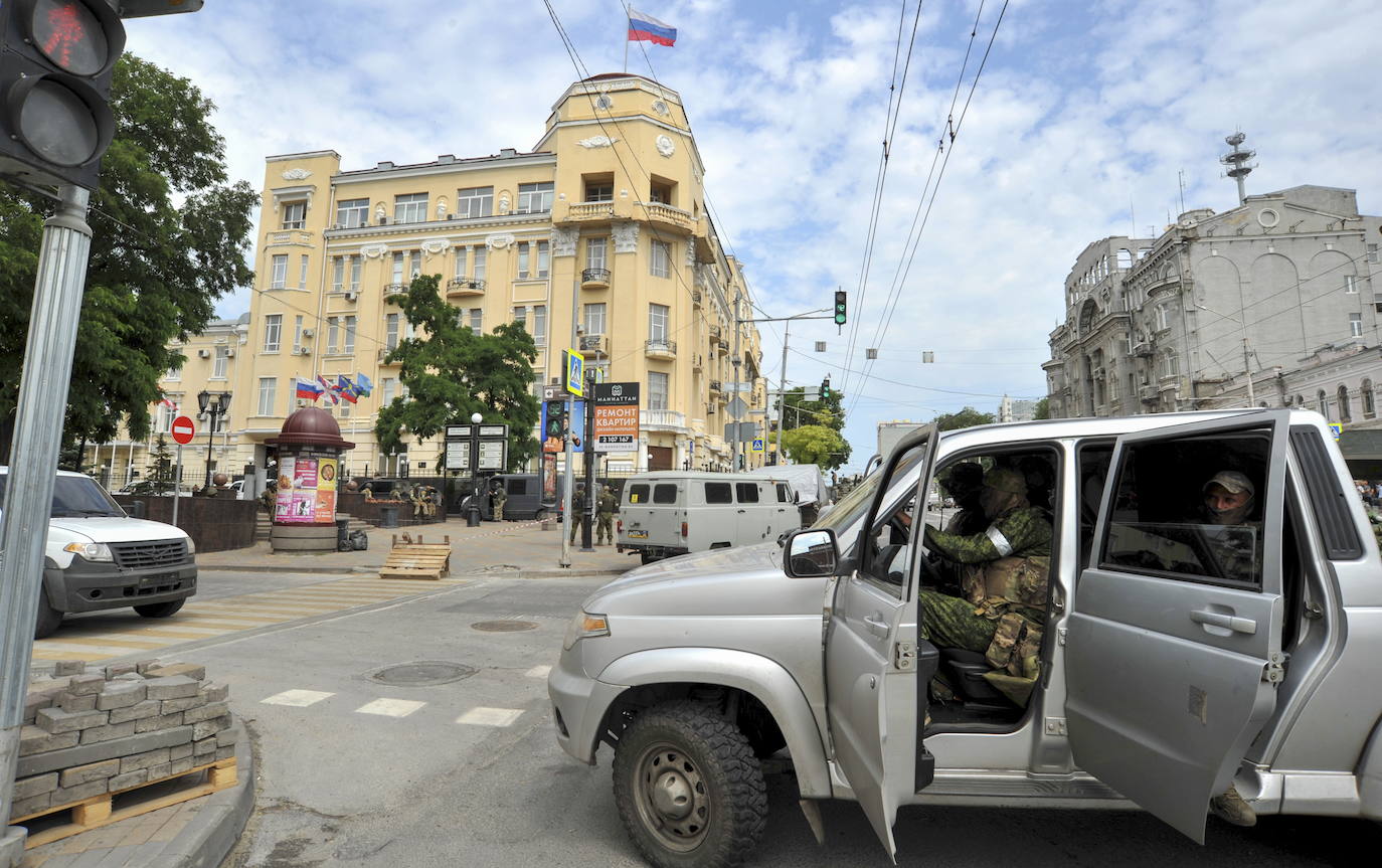 Soldados de la compañía militar privada Wagner Group bloquean una calle en el centro de Rostov, en el sur de Rusia