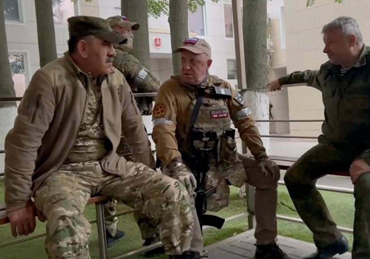 Progozhin, en el centro, junto al teniente general Vladimir Alekseev (derecha) y el segundo del Ministerio de Defensa ruso, Yunus-Bek Evkurov