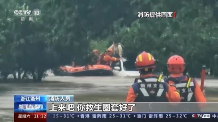 Rescatan in extremis a una pareja en China atrapada por las inundaciones en su coche