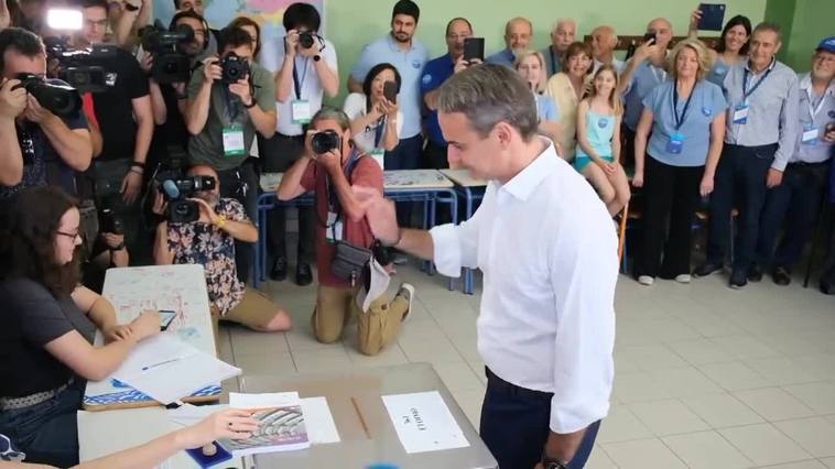 Mitsotakis vota en las elecciones generales griegas aspirando a una "mayoría segura"